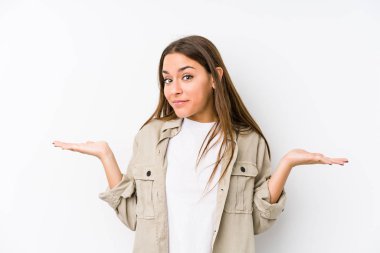 Kafkasyalı genç bir kadın şüpheli davranıp omuz silkiyor..