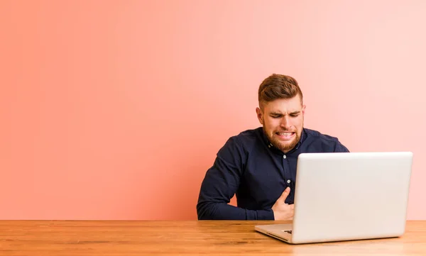 Jongeman Werkt Met Zijn Laptop Ziek Lijdt Aan Buikpijn Pijnlijke — Stockfoto