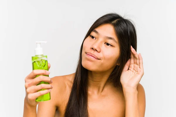 Joven Mujer China Sosteniendo Una Crema Hidratante Con Aloe Vera —  Fotos de Stock