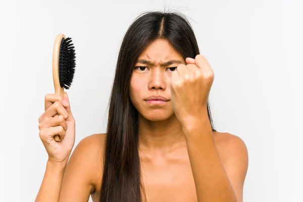 Ung Kinesisk Kvinna Som Håller Hårborste Isolerad Visar Knytnäve Mot — Stockfoto