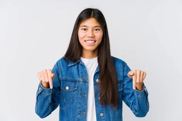 Joven Asiática Mujer Señala Hacia Abajo Con Los Dedos Sensación — Foto de Stock