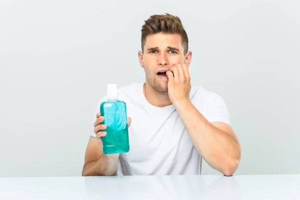 Jovem Segurando Elixir Bucal Mordendo Unhas Nervoso Muito Ansioso — Fotografia de Stock