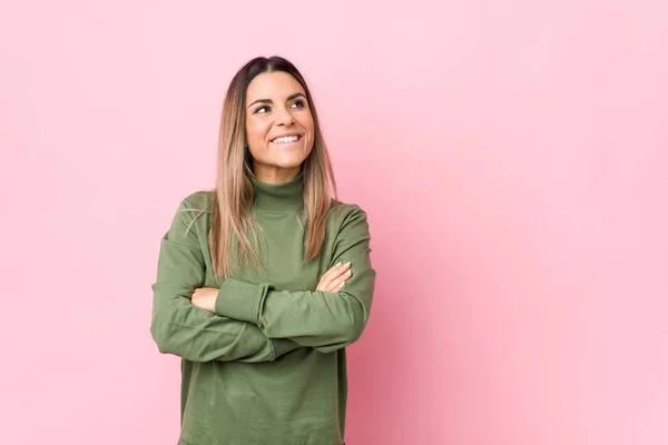 Jovem Caucasiana Isolada Sorrindo Confiante Com Braços Cruzados — Fotografia de Stock