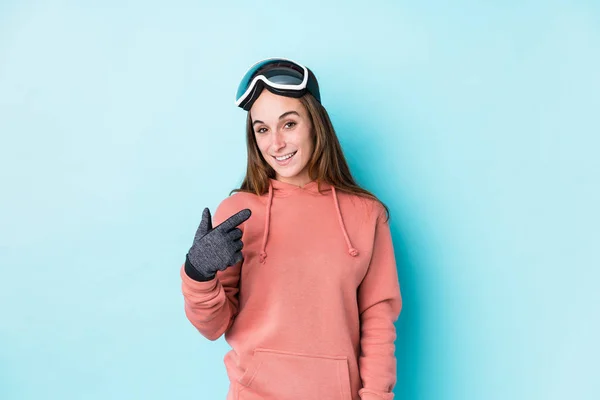 Jonge Skiër Vrouw Geïsoleerd Wijzend Met Vinger Naar Alsof Uitnodigen — Stockfoto
