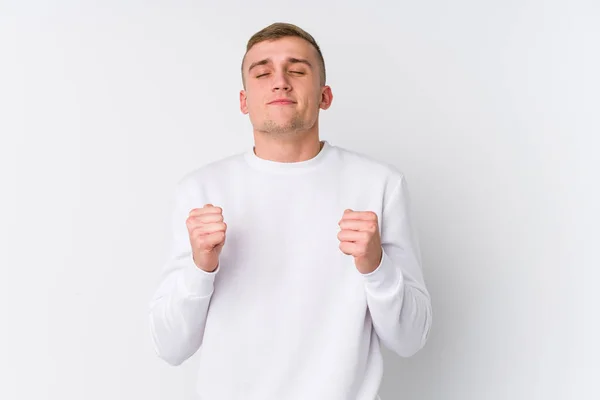 Молодой Кавказский Мужчина Белом Фоне Поднимает Кулак Чувствуя Себя Счастливым — стоковое фото