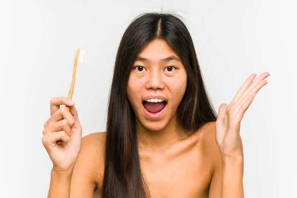 Joven Mujer China Sosteniendo Cepillo Dientes Aislado Celebrando Una Victoria — Foto de Stock