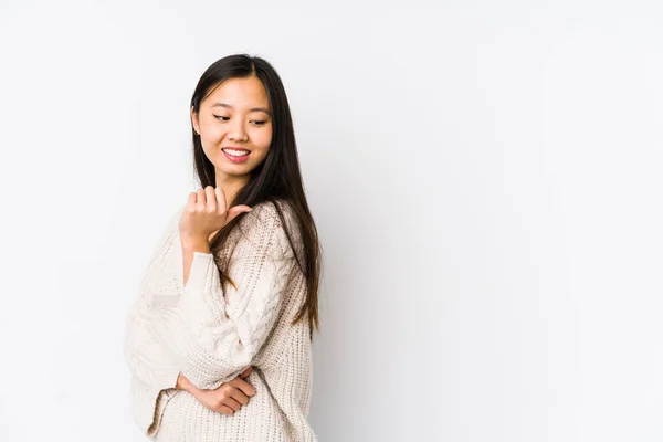 Jonge Chinese Vrouw Geïsoleerde Punten Met Duim Vinger Weg Lachen — Stockfoto
