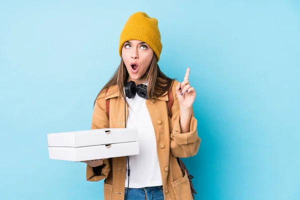 Ung Kaukasisk Kvinna Som Håller Pizzor Isolerade Har Någon Bra — Stockfoto