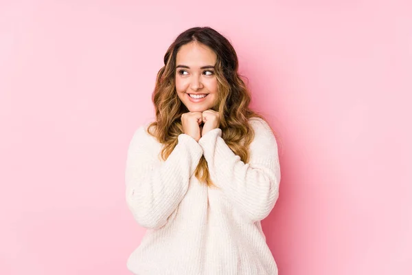 Jovem Mulher Curvilínea Posando Fundo Rosa Isolado Mantém Mãos Sob — Fotografia de Stock