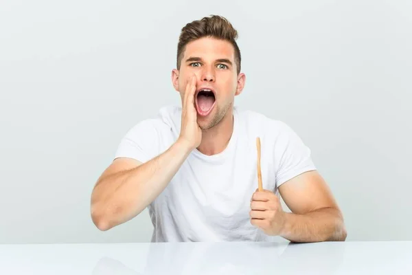 Giovane Uomo Possesso Uno Spazzolino Denti Gridando Eccitato Fronte — Foto Stock