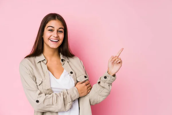 Young Caucasian Woman Posing Pink Background Smiling Cheerfully Pointing Forefinger — 图库照片