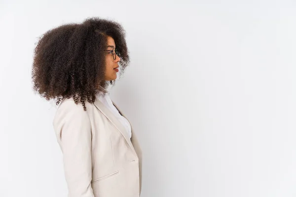 Junge Afrikanisch Amerikanische Geschäftsfrau Blickt Nach Links Seitwärts Posiert — Stockfoto