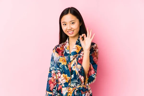 年轻的中国女人穿着和服 个个都是快乐而自信的样子 — 图库照片