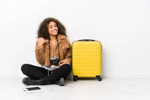 Joven Mujer Afroamericana Lista Para Viaje Mostrando Gesto Llamada Telefónica — Foto de Stock