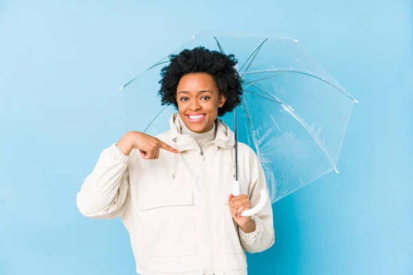 Jovem Afro Americana Segurando Guarda Chuva Isolado Pessoa Apontando Mão — Fotografia de Stock