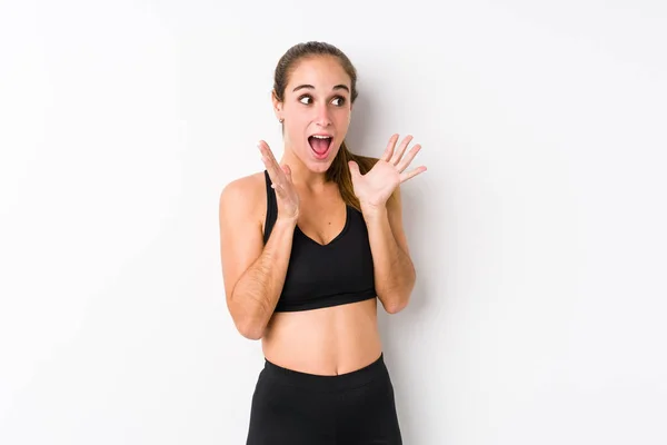 Junge Kaukasische Fitness Frau Posiert Vor Weißem Hintergrund Schreit Laut — Stockfoto