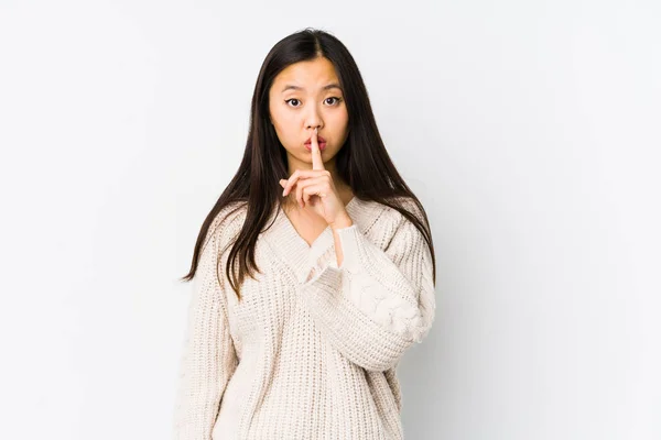 Joven Mujer China Aislada Guardando Secreto Pidiendo Silencio —  Fotos de Stock