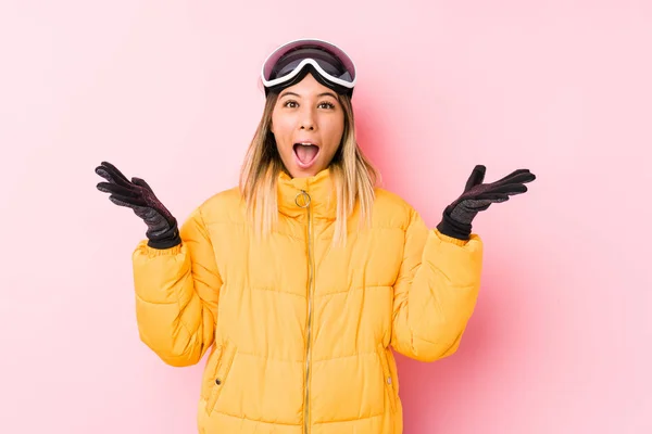 Mulher Branca Jovem Vestindo Uma Roupa Esqui Fundo Rosa Comemorando — Fotografia de Stock