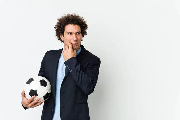 Allenatore Calcio Che Tiene Una Palla Rilassato Pensando Qualcosa Guardando — Foto Stock