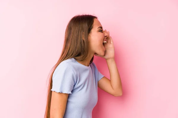 Mujer Caucásica Joven Con Una Ropa Esquí Aislada Gritando Sosteniendo —  Fotos de Stock