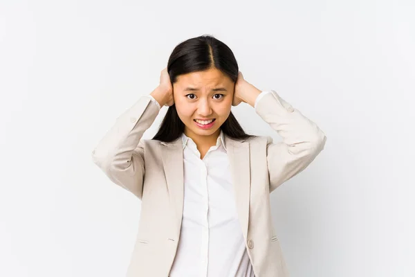 若いです中国のビジネス女性隔離されたカバー耳とともに手あまりにも大きな音を聞かないしようと — ストック写真