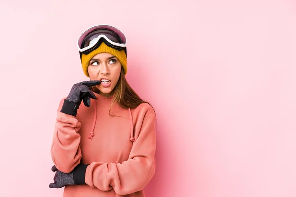 Young Caucasian Woman Wearing Ski Clothes Isolated Relaxed Thinking Something — 스톡 사진