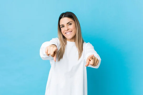 Joven Mujer Caucásica Aislada Sonrisas Alegres Apuntando Hacia Frente — Foto de Stock