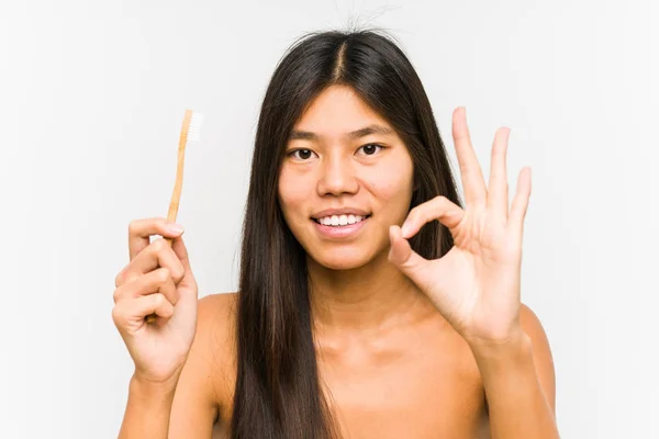 Joven Mujer China Sosteniendo Cepillo Dientes Aislado Alegre Seguro Mostrando — Foto de Stock