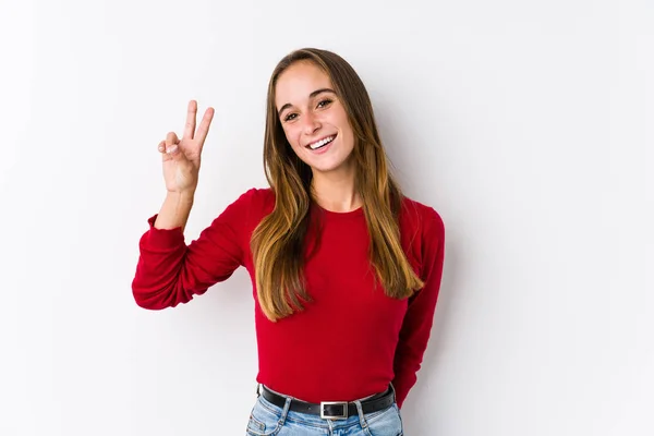 Jovem Caucasiano Posando Isolado Mostrando Sinal Vitória Sorrindo Amplamente — Fotografia de Stock