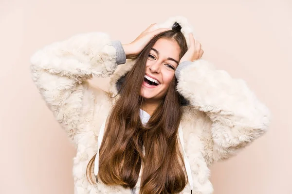 Jonge Blanke Vrouw Poseren Geïsoleerd Lacht Vreugdevol Houden Handen Het — Stockfoto