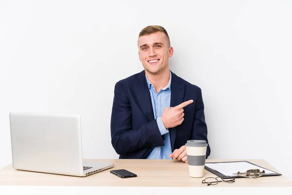 何もない空間で何かを示す ノートパソコンの笑顔と脇を指している若いビジネスマン — ストック写真