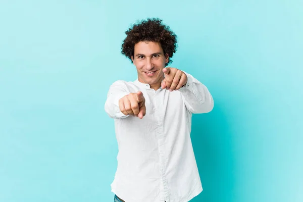 Joven Hombre Maduro Rizado Con Una Camisa Elegante Sonrisas Alegres — Foto de Stock