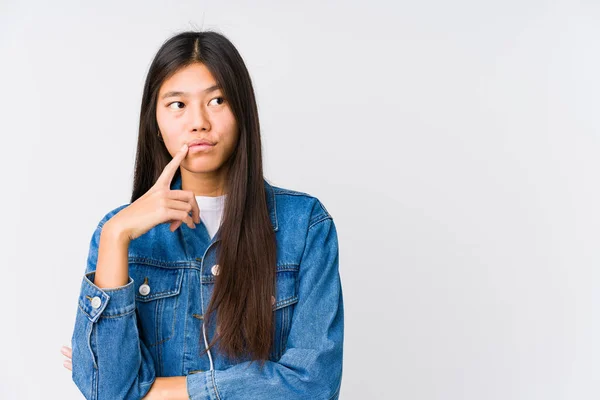 Jovem Mulher Asiática Olhando Para Lados Com Expressão Duvidosa Cética — Fotografia de Stock