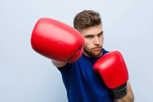 Junger Kaukasischer Mann Trägt Boxhandschuhe — Stockfoto