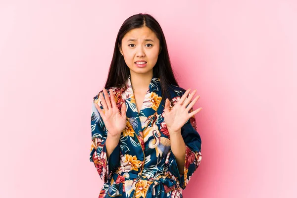 Kimono Pijama Giyen Genç Çinli Bir Kadın Tiksinti Belirtisi Gösteren — Stok fotoğraf
