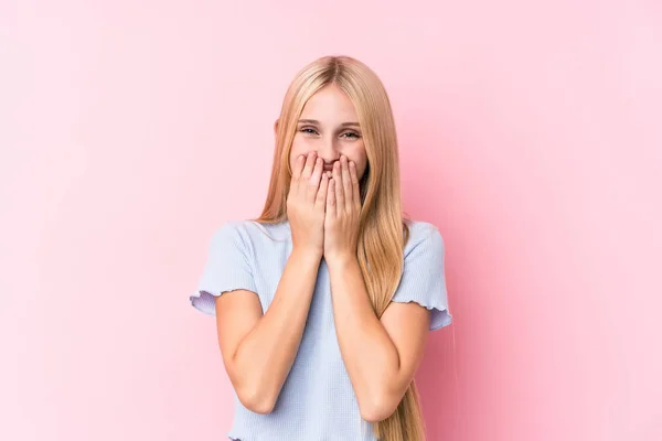 Ung Blond Kvinna Rosa Bakgrund Skrattar Något Täcker Munnen Med — Stockfoto
