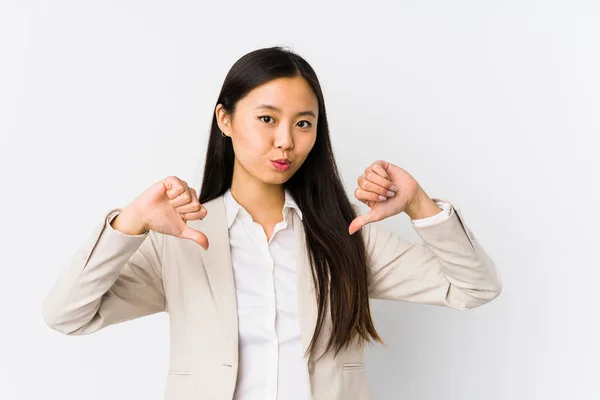 Junge Chinesische Geschäftsfrau Isoliert Fühlt Sich Stolz Und Selbstbewusst Beispiel — Stockfoto