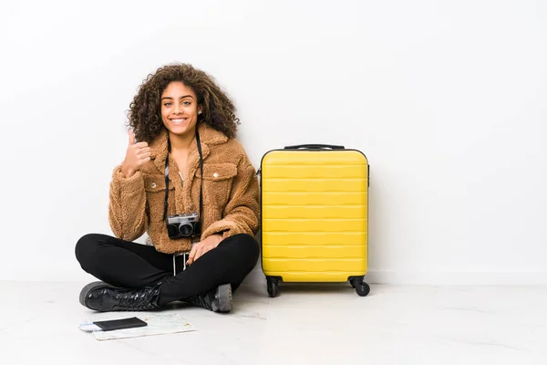 Joven Mujer Afroamericana Lista Para Viaje Sonriendo Levantando Pulgar — Foto de Stock