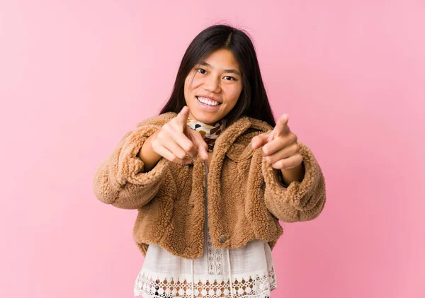 Joven Asiática Mujer Alegre Sonrisas Apuntando Frente —  Fotos de Stock