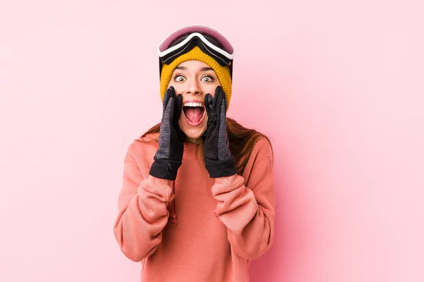 Jovem Caucasiana Vestindo Uma Roupa Esqui Isolado Gritando Animado Para — Fotografia de Stock