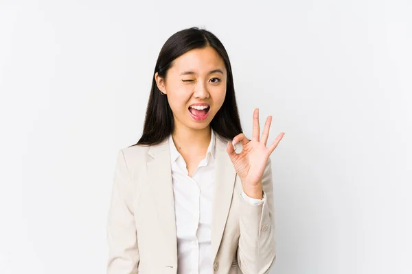 Jovem Chinesa Empresária Isolado Pisca Olho Mantém Gesto Com Mão — Fotografia de Stock