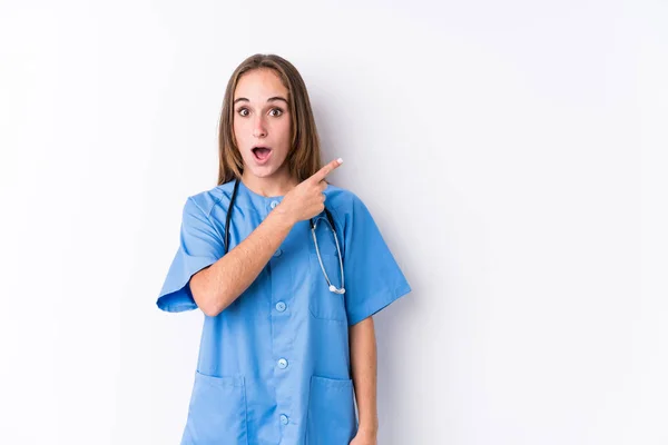 Ung Sjuksköterska Kvinna Isolerad Pekar Sidan — Stockfoto