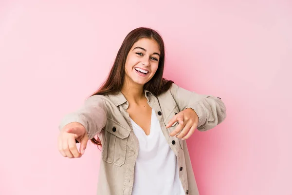 Молода Біла Жінка Позує Рожевому Тлі Веселі Посмішки Вказуючи Передній — стокове фото
