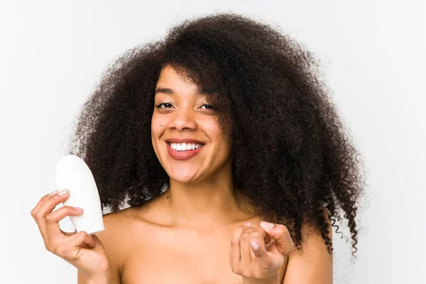 Mladá Afro Žena Drží Zvlhčovač Izolované Ukazuje Prstem Vás Jako — Stock fotografie