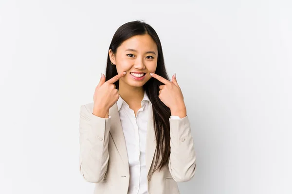 Junge Chinesische Geschäftsfrau Lächelt Vereinzelt Und Zeigt Mit Dem Finger — Stockfoto