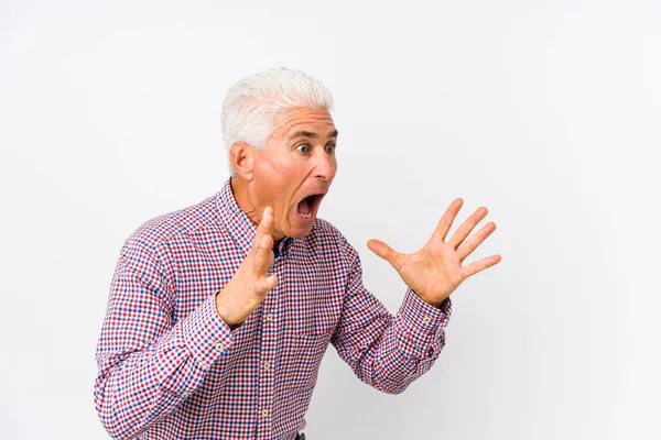 Senior Caucasian Man Isolated Shouts Loud Keeps Eyes Opened Hands — Stockfoto