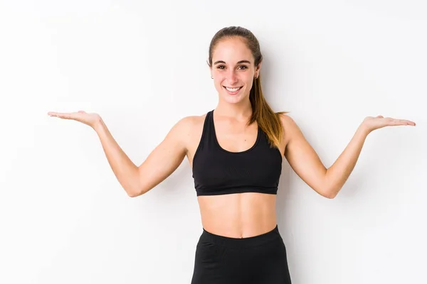 Junge Kaukasische Fitness Frau Posiert Vor Weißem Hintergrund Macht Waage — Stockfoto
