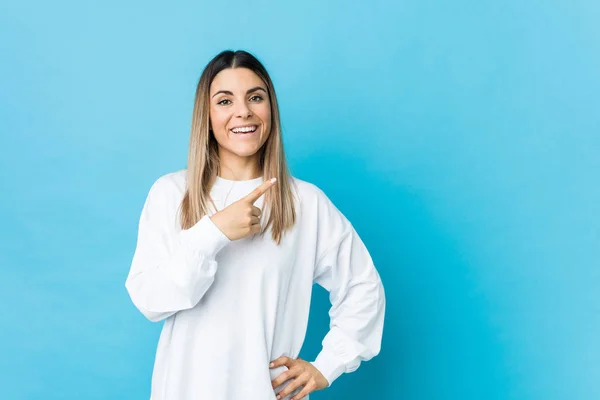 Joven Mujer Caucásica Aislada Sonriendo Señalando Lado Mostrando Algo Espacio — Foto de Stock