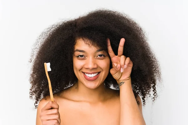 Jovem Afro Mulher Segurando Uma Escova Dentes Isolado Mostrando Sinal — Fotografia de Stock