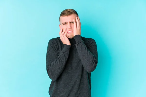 Jonge Blanke Man Een Blauwe Achtergrond Jammeren Huilen Troosteloos — Stockfoto